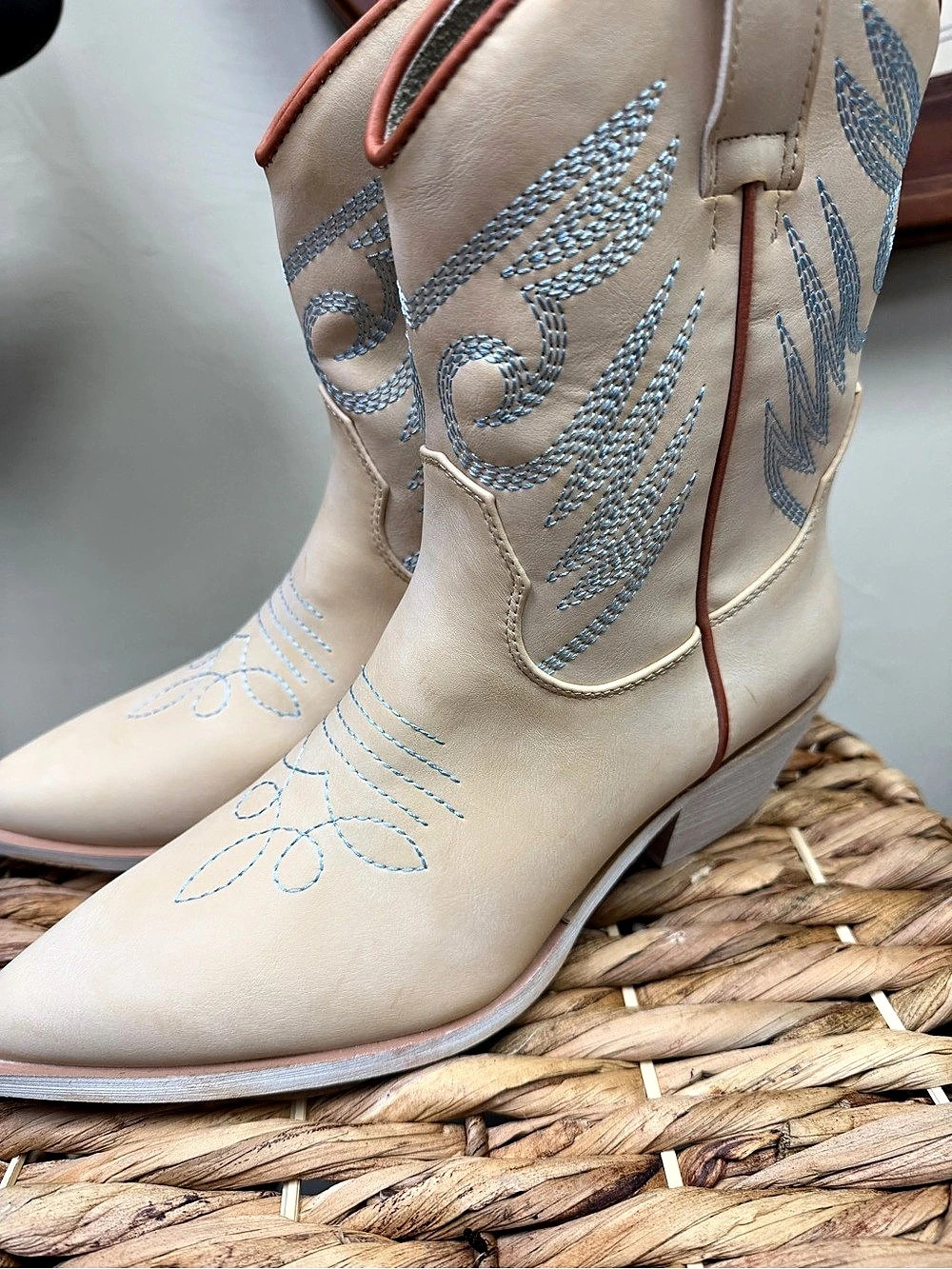 SHU SHOP Embroidered Pointed-Toe Western Boots in Beige w Low Top New Ladies s
